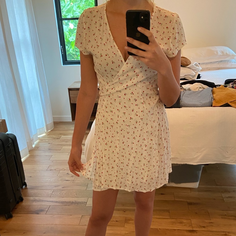 BRANDY MELVILLE Short Floral Wrap Dress